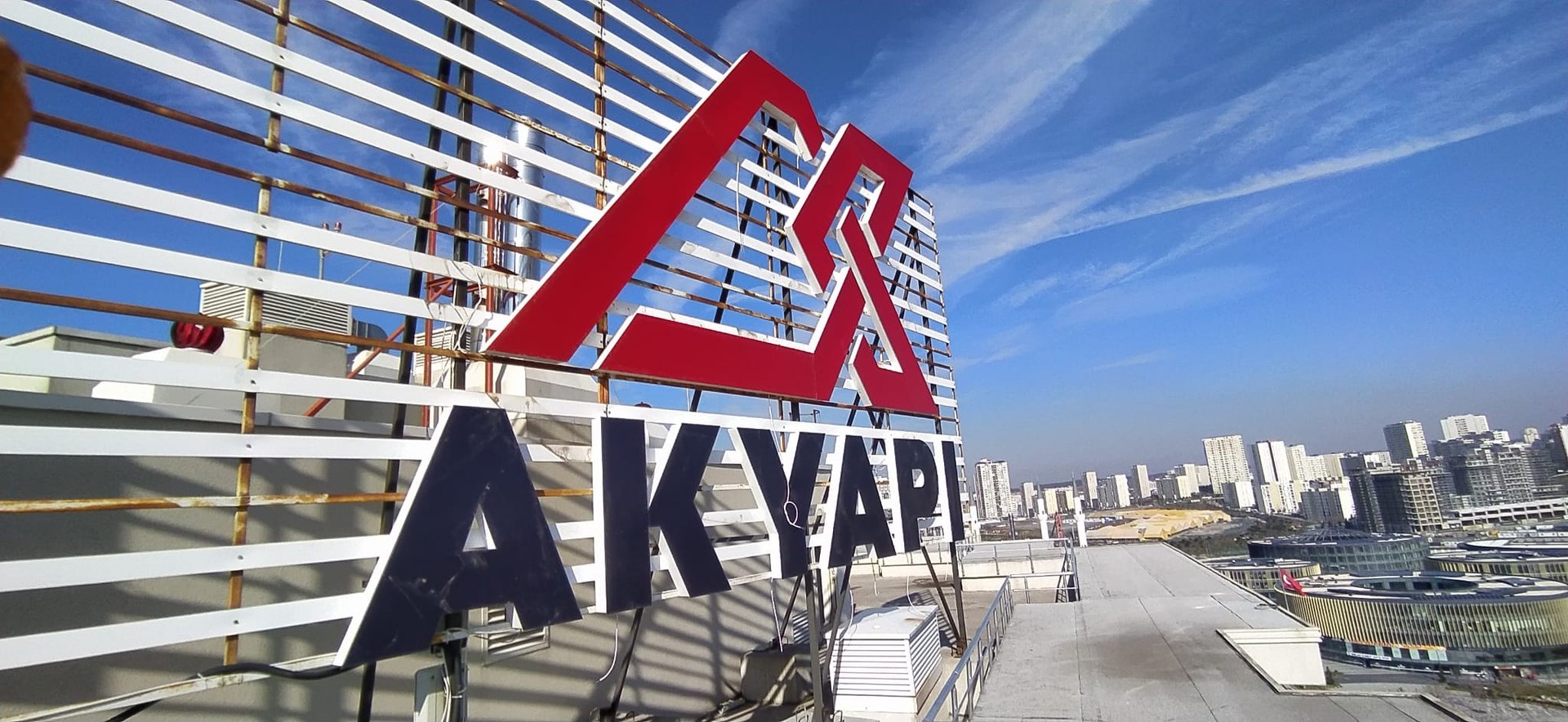 Akyapı logolu çatı tabelası yakın çekim - şehir manzaralı